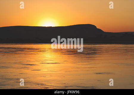 Magnifique coucher de soleil sur la rivière Tsiribihina à Madagascar Banque D'Images