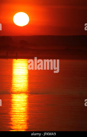 Magnifique coucher de soleil sur la rivière Tsiribihina à Madagascar Banque D'Images