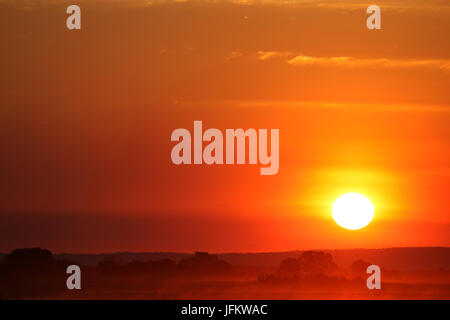 Magnifique coucher de soleil sur la rivière Tsiribihina à Madagascar Banque D'Images