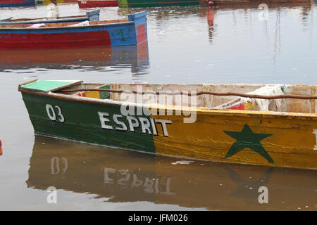 La collecte de sel voile peint dans les couleurs du Sénégal, Le Lac Retba, Lac Rose Lac Rose Dakar Sénégal Afrique du Sud Banque D'Images