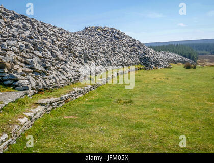 Structure en pierre basse longue des tombeaux néolithiques, site historique de l'environnement en Écosse, Gray Cairns of Camster, Lybster, Caithness, Écosse du Nord, Royaume-Uni Banque D'Images