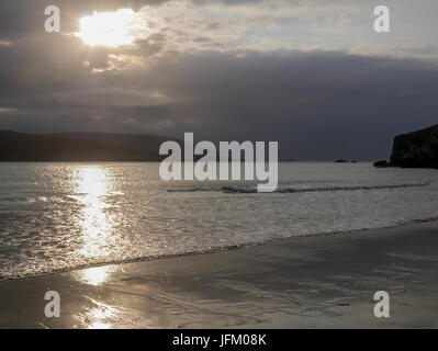 Soleil à faible luminosité se reflétant sur le sable humide dans la baie éloignée, plage de Balnakeil près de la route de Durness North Coast 500, Sutherland, Scottish Highlands, Royaume-Uni Banque D'Images