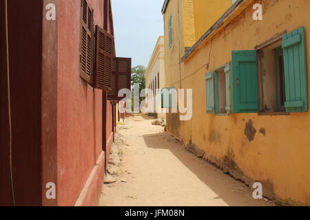 Route de sable tranquille aux maisons colorées et des détails sur l'île de Gorée hors capitale sénégalaise Dakar, l'Afrique Banque D'Images