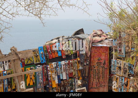 Une boutique de l'homme sur l'île de Gorée, où il vend son propre art. Banque D'Images