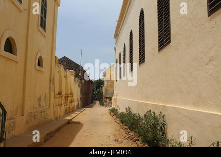 Rue de sable sur l'île de Gorée, au Sénégal Banque D'Images