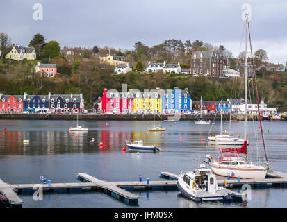 Bâtiments colorés le long du front de mer, Tobermory, Isle of Mull, Inner Hebrides, Écosse, Royaume-Uni vue de l'autre côté de la baie avec des bateaux amarrés à une marina Banque D'Images