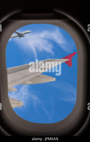 En regardant par la fenêtre de l'avion pendant le vol Banque D'Images