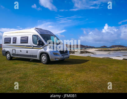Fiat camping-car, stationné sur l'emplacement en bord de mer à distance Fidden Farm camping, Ile de Mull, Hébrides intérieures, Écosse, Royaume-Uni, avec plage de sable blanc aux beaux jours Banque D'Images