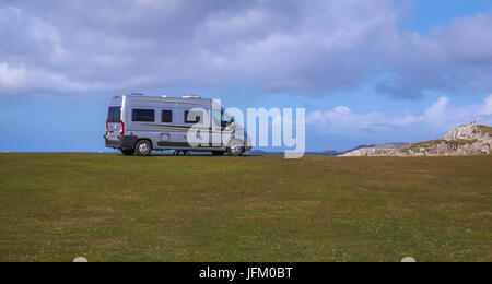 Fiat camping-car, stationné sur l'emplacement en bord de mer à distance à Fidden Farm camping, Ile de Mull, Hébrides intérieures, Ecosse, Royaume-Uni, au jour ensoleillé, ciel bleu Banque D'Images