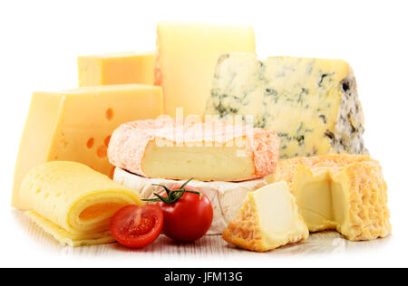 Différentes sortes de fromage isolé sur fond blanc. Banque D'Images
