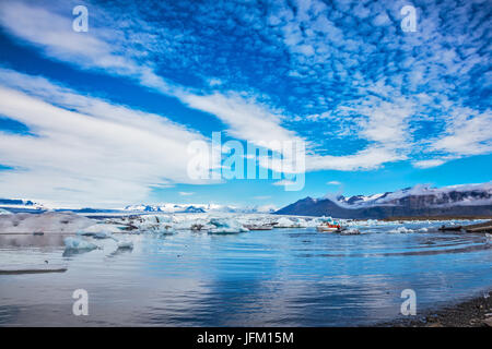 Les Stratus se reflètent dans la surface de l'eau Banque D'Images