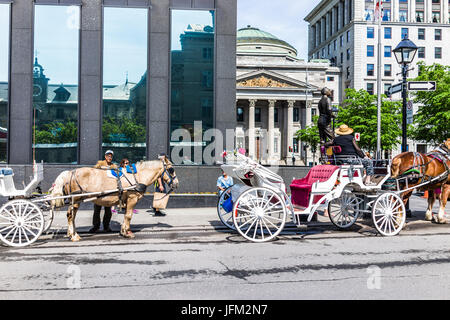 Montréal, Canada - le 28 mai 2017 : vieille ville avec le guide sur la calèche en buggy pendant la journée par la Place d'armes dans la région du Québec city street Banque D'Images