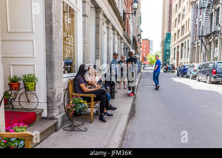 Montréal, Canada - le 28 mai 2017 : vieille ville avec des gens assis sur des bancs dans la rue au cours de journée ensoleillée à l'extérieur de restaurants dans la région du Québec City Banque D'Images