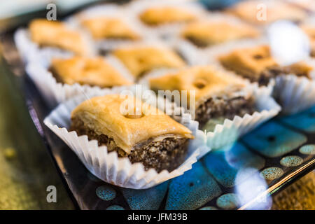 Gros plan macro de pâtisserie dans baklavah les écrans de papier individuelles Banque D'Images