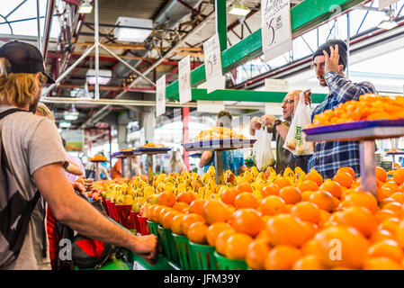 Montréal, Canada - le 28 mai 2017 : la vente de produits par stand de fruits avec des exemples de coupes au Marché Jean-Talon les agriculteurs avec les affichages Banque D'Images