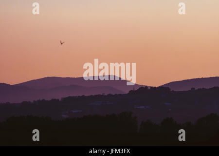 Coucher de soleil sur Island (Beskid Wyspowy Beskid silésien) montagnes dans le sud de la Pologne, pris dans Warsaw Banque D'Images