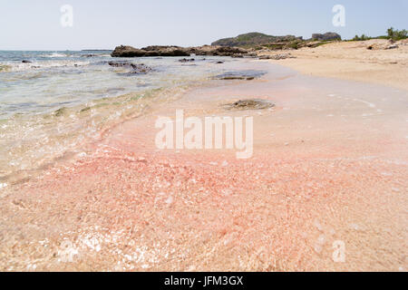 La plage de sable de Falassarna, au nord-ouest de la Crète, Grèce, contient le long de la côte de sable rose Banque D'Images