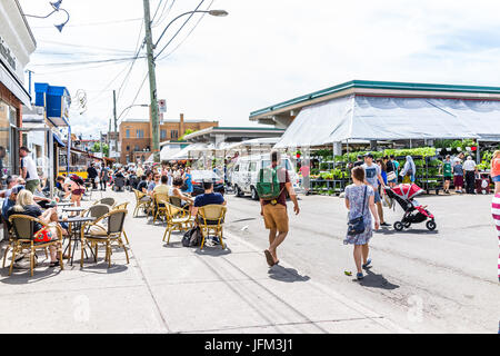 Montréal, Canada - le 28 mai 2017 : par produire des peuplements végétaux à l'extérieur au cours de journée ensoleillée au Marché Jean-Talon les agriculteurs avec les affichages Banque D'Images