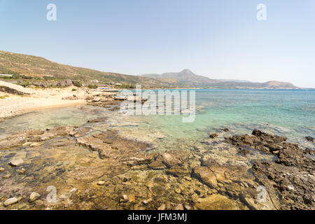 La plage de sable de Falassarna, au nord-ouest de la Crète, Grèce, contient le long de la côte de sable rose Banque D'Images