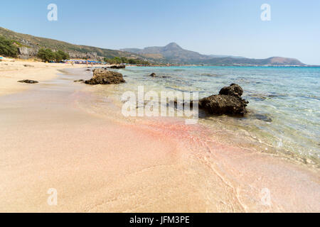 La plage de sable de Falassarna, au nord-ouest de la Crète, Grèce, contient le long de la côte de sable rose Banque D'Images