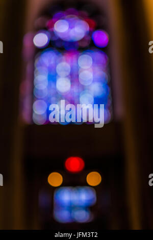 Bokeh coloré de grand vitrail dans l'église avec violet et rose lights Banque D'Images