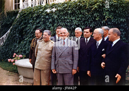 Le président des États-Unis Harry S. Truman (centre) et le russe Joseph Staline réunit à Potsdam. De gauche à droite, rangée 1 : Staline, Truman, ambassadeur soviétique Andrei Gromyko, Secrétaire d'État James Byrnes, et Banque D'Images