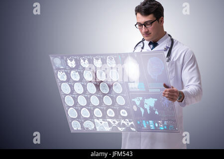 Médecin homme d'étudier les résultats d'IRM du cerveau Banque D'Images