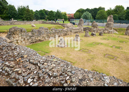 Ruines de l'ancienne église abbatiale dans le jardins de l'abbaye, Bury St Edmunds, Suffolk, UK Banque D'Images