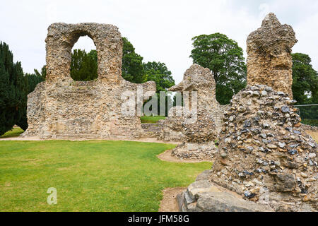 Ruines de l'ancienne église abbatiale dans le jardins de l'abbaye, Bury St Edmunds, Suffolk, UK Banque D'Images