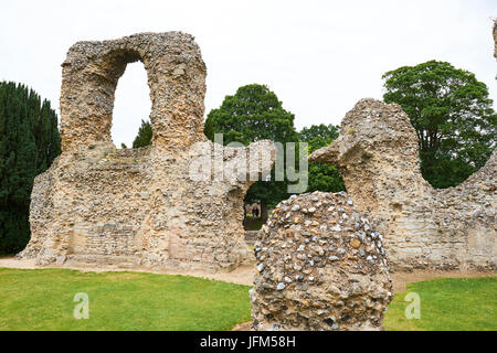 Ruines de l'ancienne église abbatiale dans le jardins de l'abbaye, Bury St Edmunds, Suffolk, UK Banque D'Images