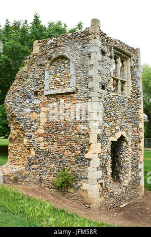 Ruines de l'ancienne église abbatiale dans le jardins de l'abbaye, Bury St Edmunds, Suffolk, UK Banque D'Images