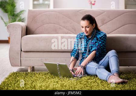 Jeune fille accro à l'ordinateur portable et internet Banque D'Images