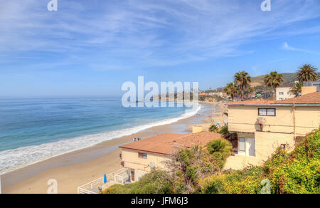 Marée haute sur la plage principale à Laguna Beach Banque D'Images