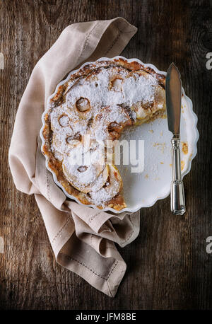 Tarte aux pommes sur la table en bois Banque D'Images