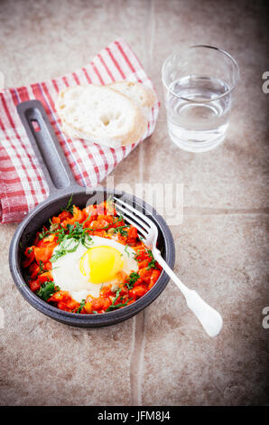Le plat traditionnel du Moyen-Orient de Shakshuka Banque D'Images