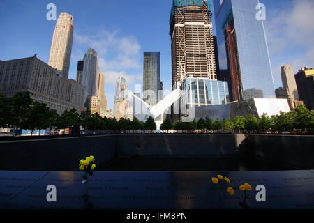 Miroir d'eau et centre de transport par un oculus World Trade Center, NY Banque D'Images