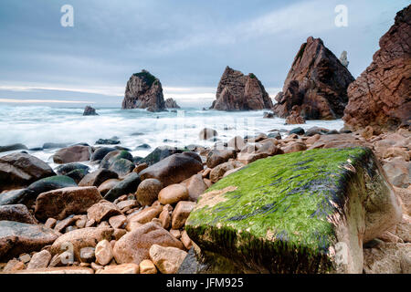 Ocean vagues se briser sur les pierres de Praia da Ursa plage entourée de falaises Cabo da Roca Colares Sintra Portugal Europe Banque D'Images