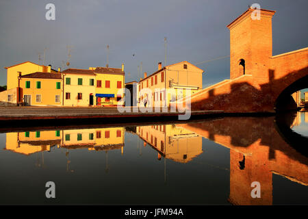 Avis de Comacchio au lever du soleil, avec des maisons qui se reflètent dans le canal, Ferrare, Émilie-Romagne, Italie Banque D'Images