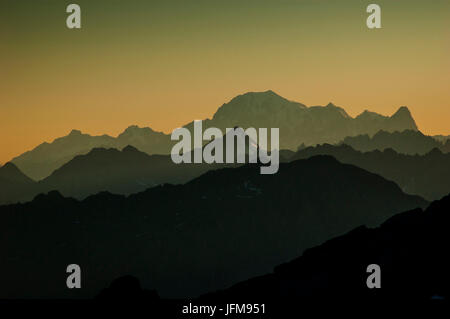 Coucher du soleil sur le Mont Blanc, vu du massif du Monte Rosa, (Vallée d'Aoste) Banque D'Images