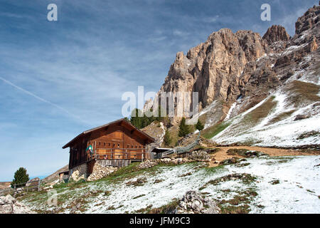 Le Refuge est Sandro Pertini le long du sentier de randonnée autour du Sasso Lungo groupe, qui impressionne pour ses vues spectaculaires, La montagne enneigée de la Marmolada, le vertigineux rock faces du Sasso Lungo Mountain et la 'ville enchantée de pierres' (Steinerne Stadt/Città dei sassi) ne sont que quelques-uns des faits saillants de cet itinéraire, le Trentin-Haut-Adige Italie Europe Banque D'Images