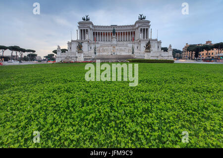 Crépuscule sur le livre vert des feux de jardins entourant l'Altare della Patria également connu sous le nom de Vittoriano Rome Lazio Italie Europe Banque D'Images