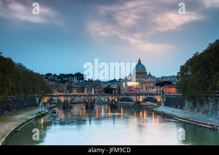 Crépuscule phares sur Tibre avec pont Umberto I et Basilica di San Pietro à l'arrière-plan Rome Lazio Italie Europe Banque D'Images