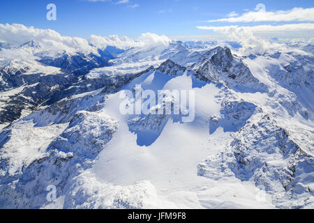 Vue aérienne de pointe de Ferrè couvertes de neige de la vallée de Chiavenna Valteline Cf Alpina Lombardie Italie Europe Banque D'Images