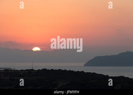 Coucher du soleil sur la baie et les falaises de Porto Giunco Villasimius Cagliari Sardaigne Italie Europe