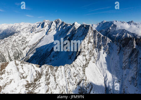 Vue aérienne de l'sommets enneigés et les crêtes dans une journée ensoleillée d'automne de la vallée de Chiavenna Valtellina Lombardie Italie Europe Banque D'Images