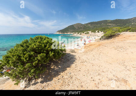 La végétation méditerranéenne frames la plage et la mer turquoise de Porto Sa Ruxi Villasimius Cagliari Sardaigne Italie Europe Banque D'Images