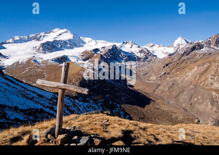 Croix dans une journée ensoleillée à l'automne, Martelltal, Val Martello, Tyrol du Sud, Italie, Banque D'Images