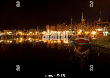 Honfleur, Normandie, France Le port de Honfleur a photographié la nuit Banque D'Images