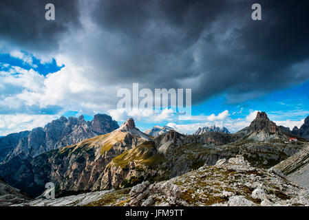 Dolomites de Sesto, Trentin-Haut-Adige, Italie, Europe Parc des Tre Cime di Lavaredo, les dolomites prise lors d'une journée avec les nuages, dans l'arrière-plan vous pouvez voir le Mont Paterno et le refuge Locatelli Banque D'Images