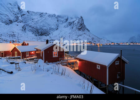 Maison typique de pêcheurs sur la baie de pêche Reine village de pêcheurs, les îles Lofoten, Norvège Banque D'Images